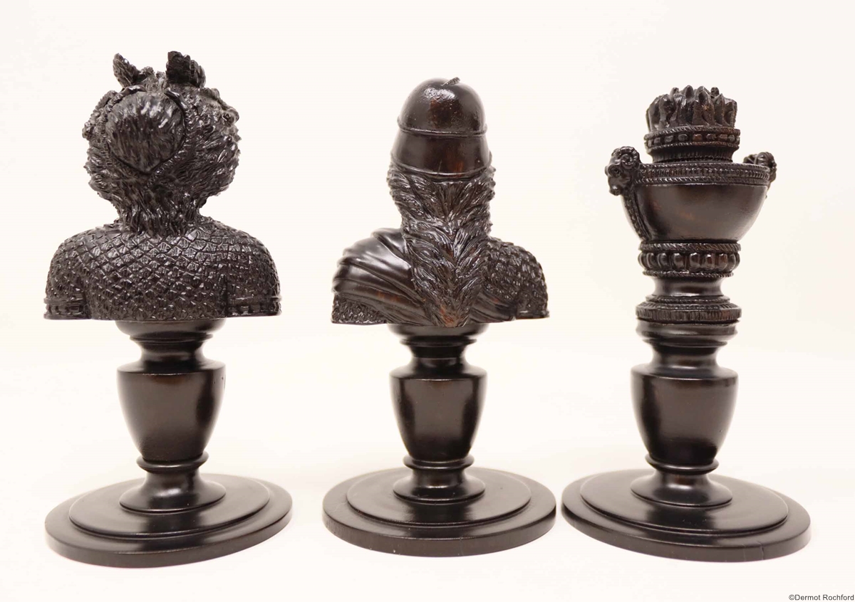 DK Bust Chess Set