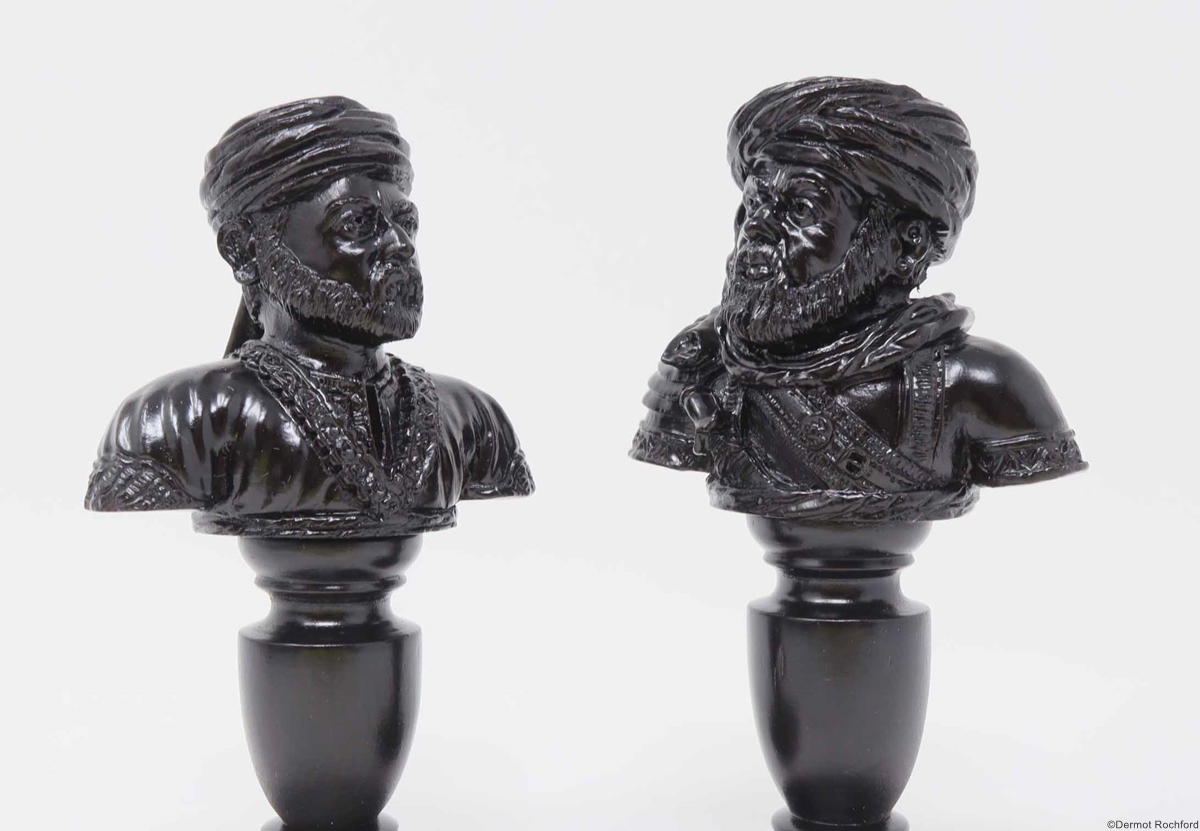 DK Bust Chess Set